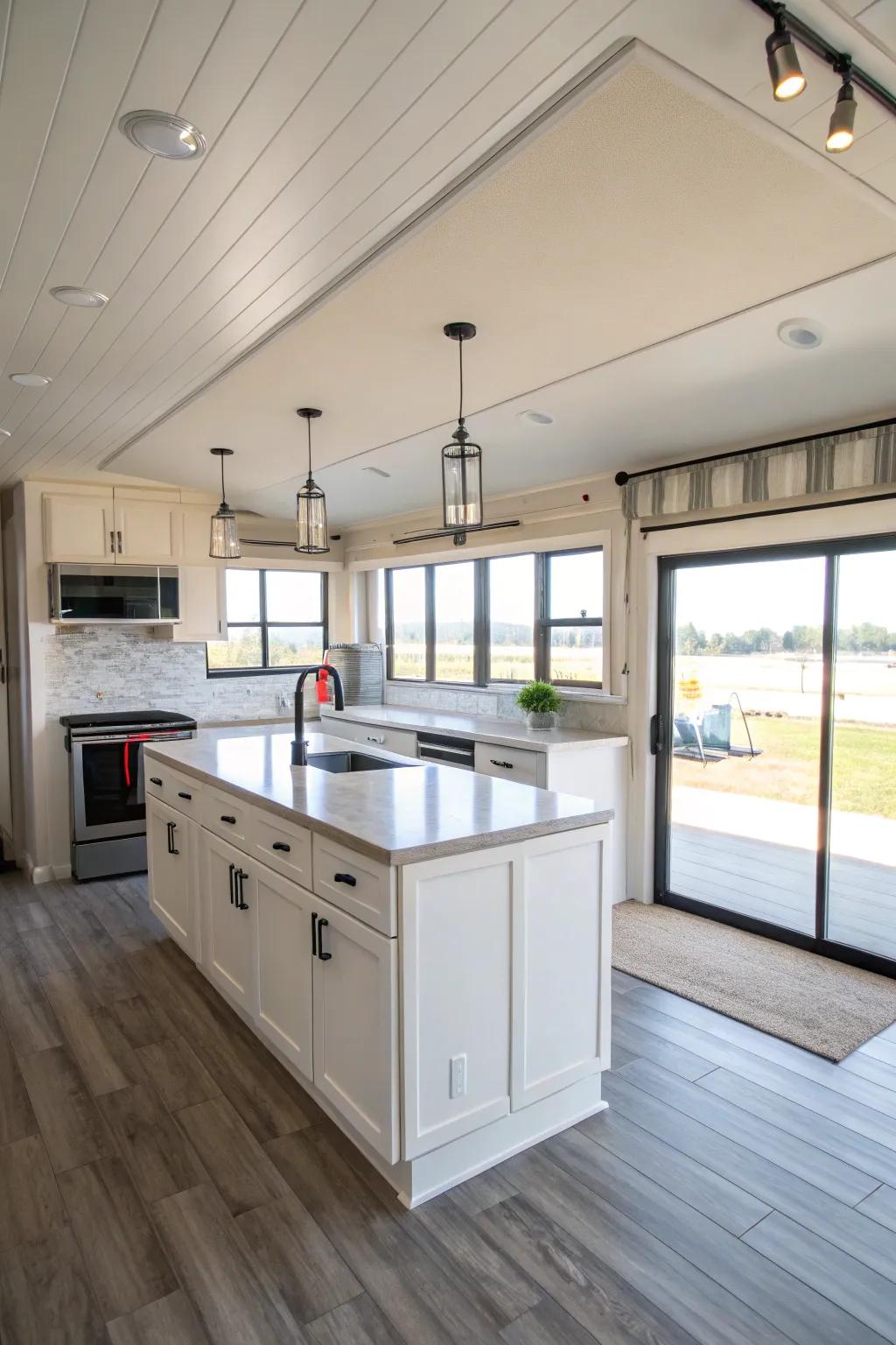 An open kitchen layout designed to optimize space and illumination.