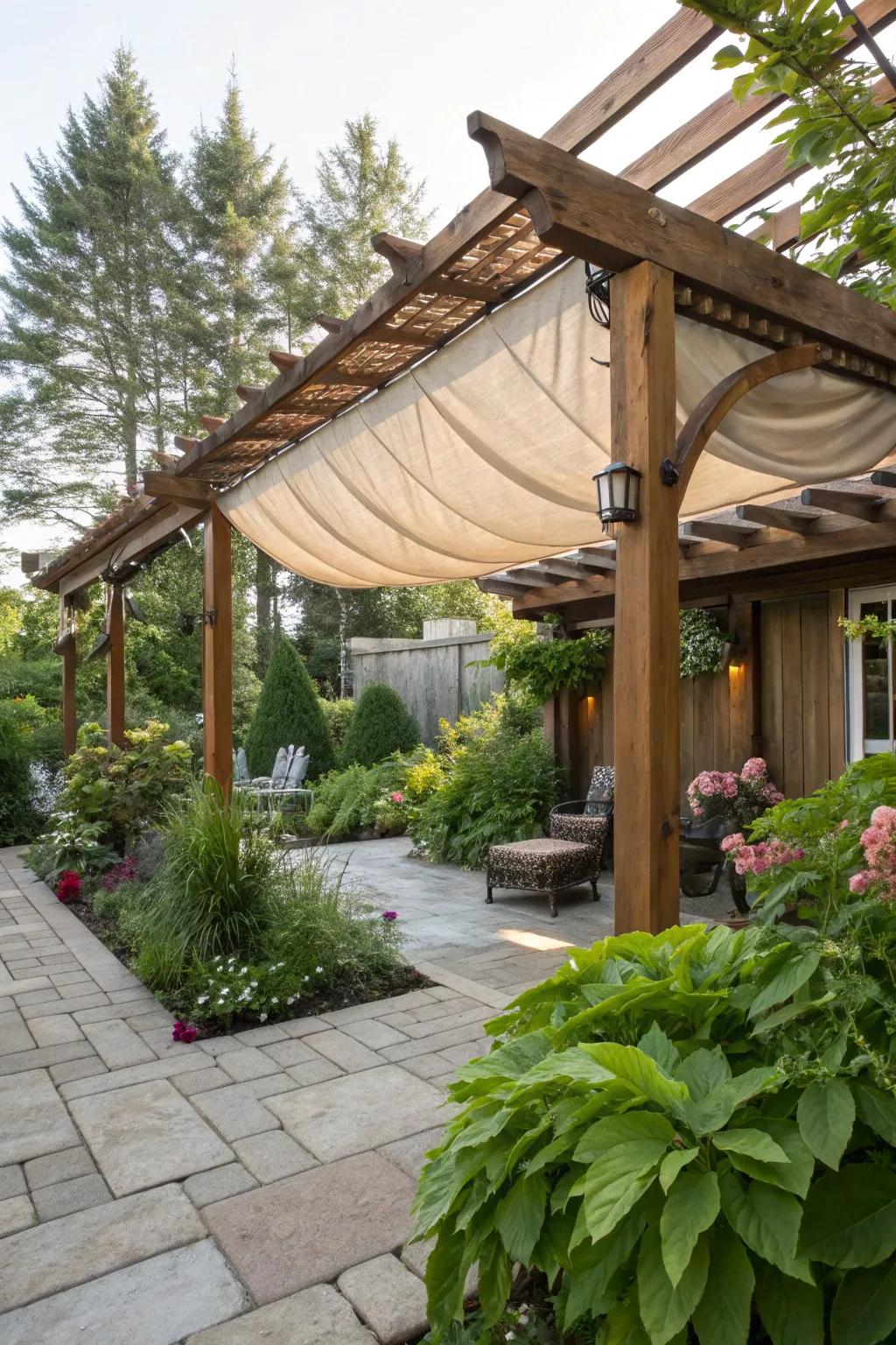 A pergola with a fabric drape ensures flexible rain protection.