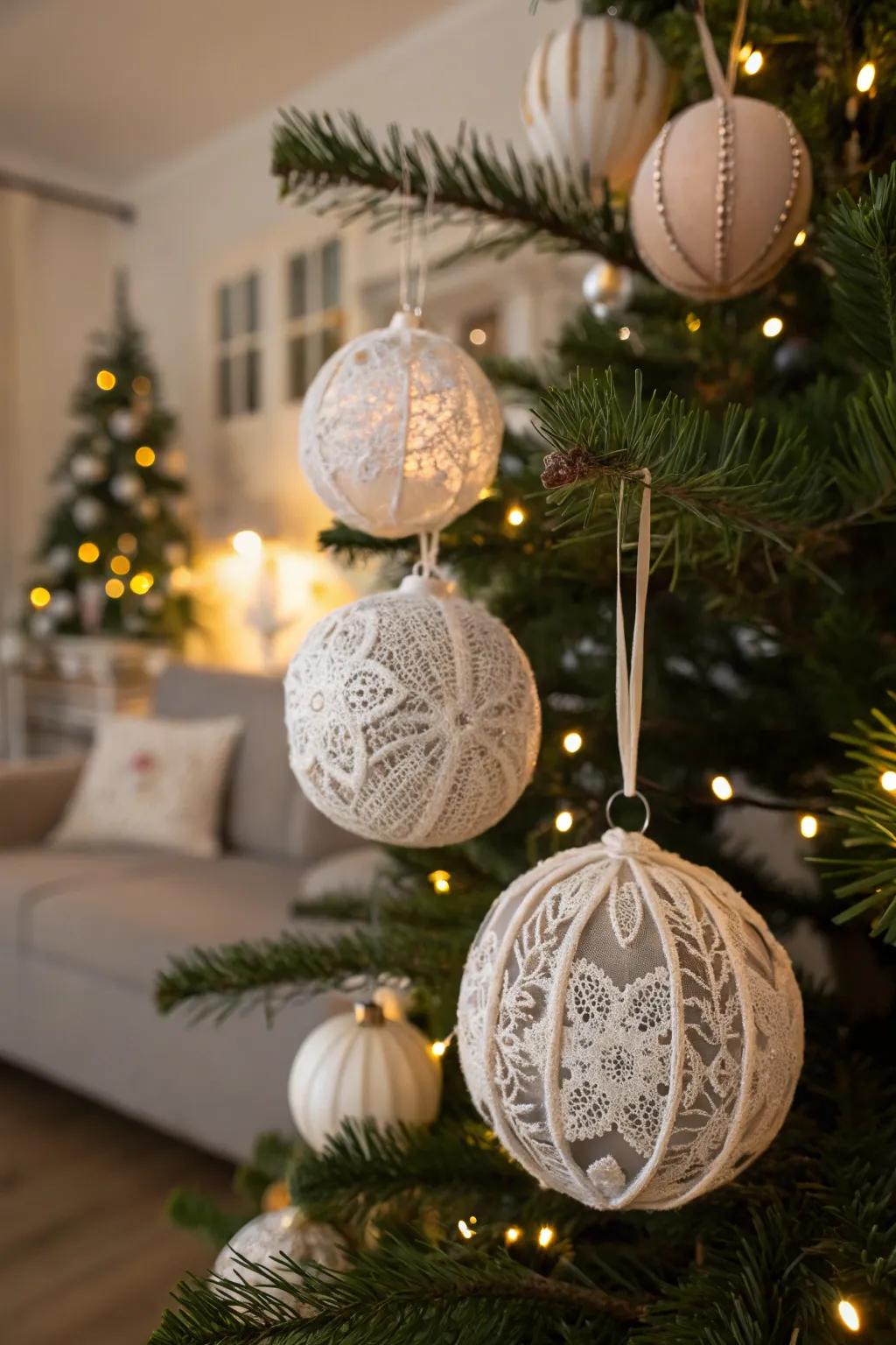 Lacework-wrapped decorations infuse elegance and sophistication.