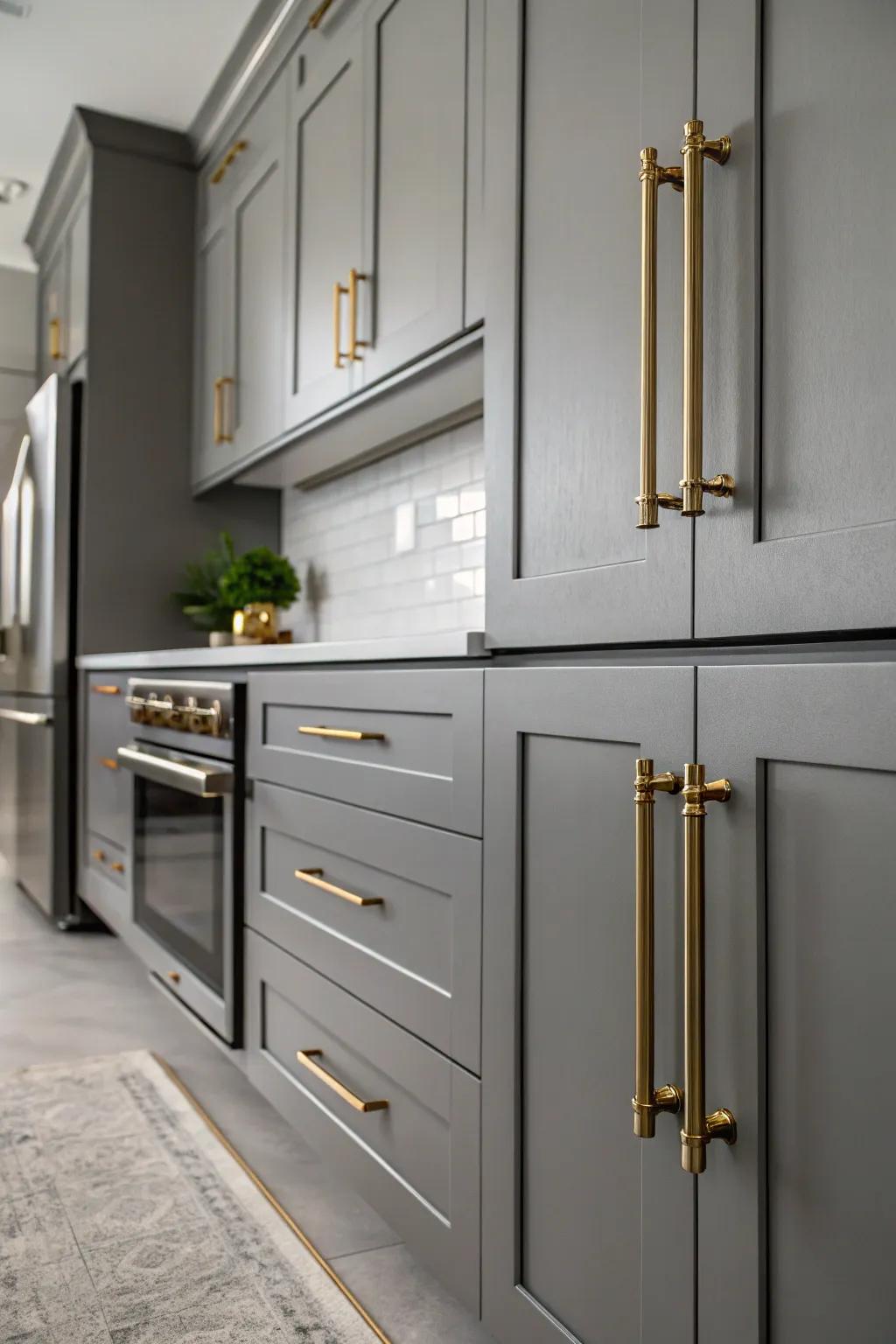 Glossy metal nuances deliver a hint of glamour to a grey kitchen.