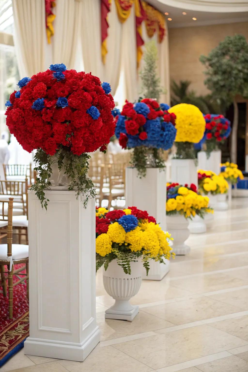 Floral arrangements with striking basic tones, adding a vibrant and lively touch to the wedding decor.