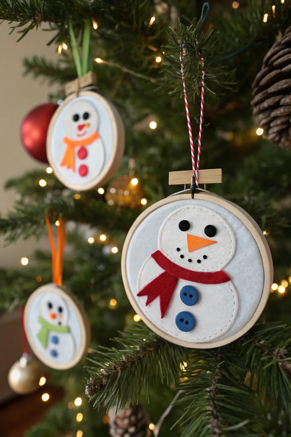Adorable embroidery hoop snowmen ornaments adding a playful touch to the tree.