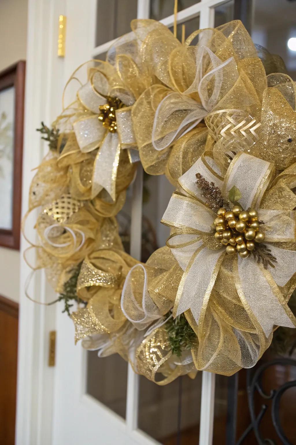 Golden accents elevate this wreath to a glamorous autumnal decoration.