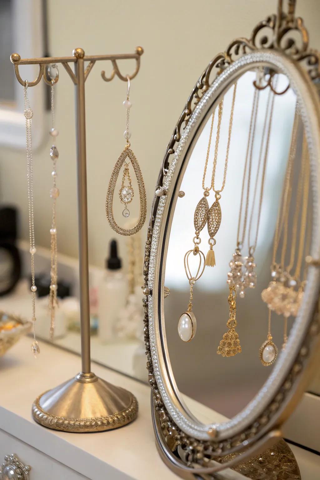 Inspect your appearance and seize your jewelry using mirror hangers.