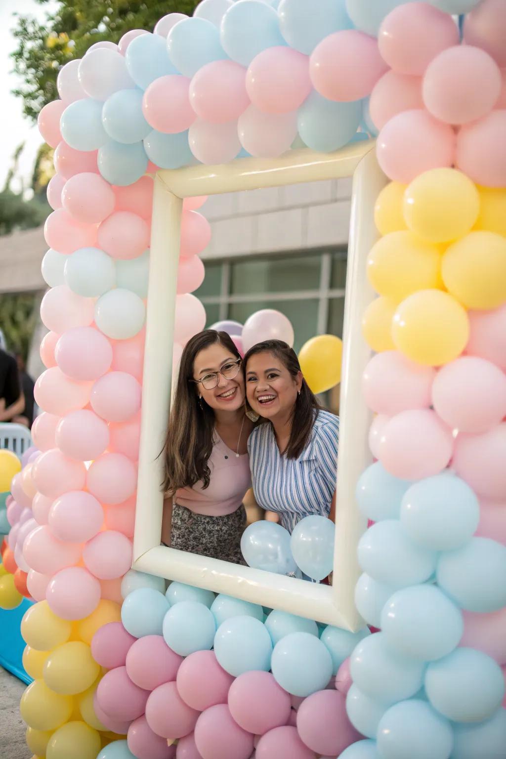 A balloon snapshot frame appends amusement and interaction to the event.