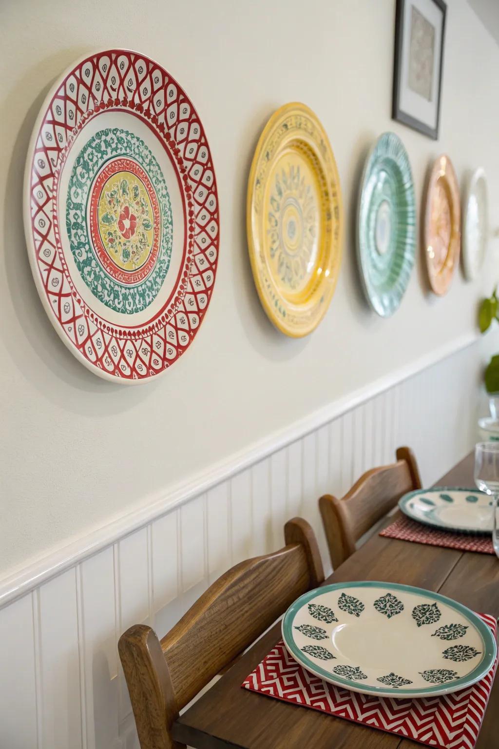 Minimalistic plate displays offer simplicity and emphasis.