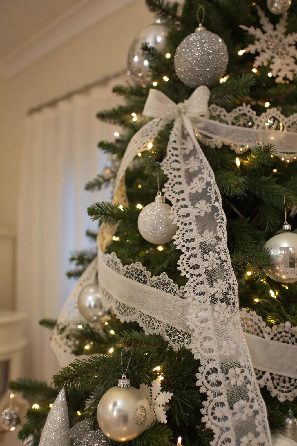 Intricate white weave highlights add vintage charm.