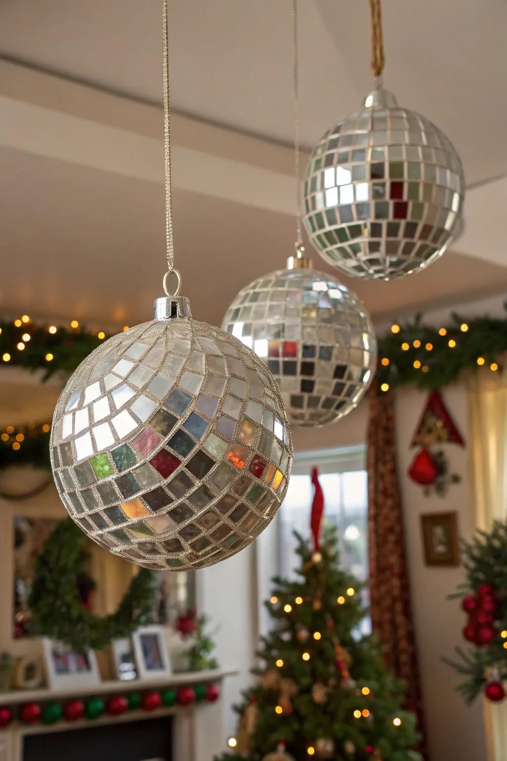 Suspended mirror baubles contribute sparkle onto your decor.