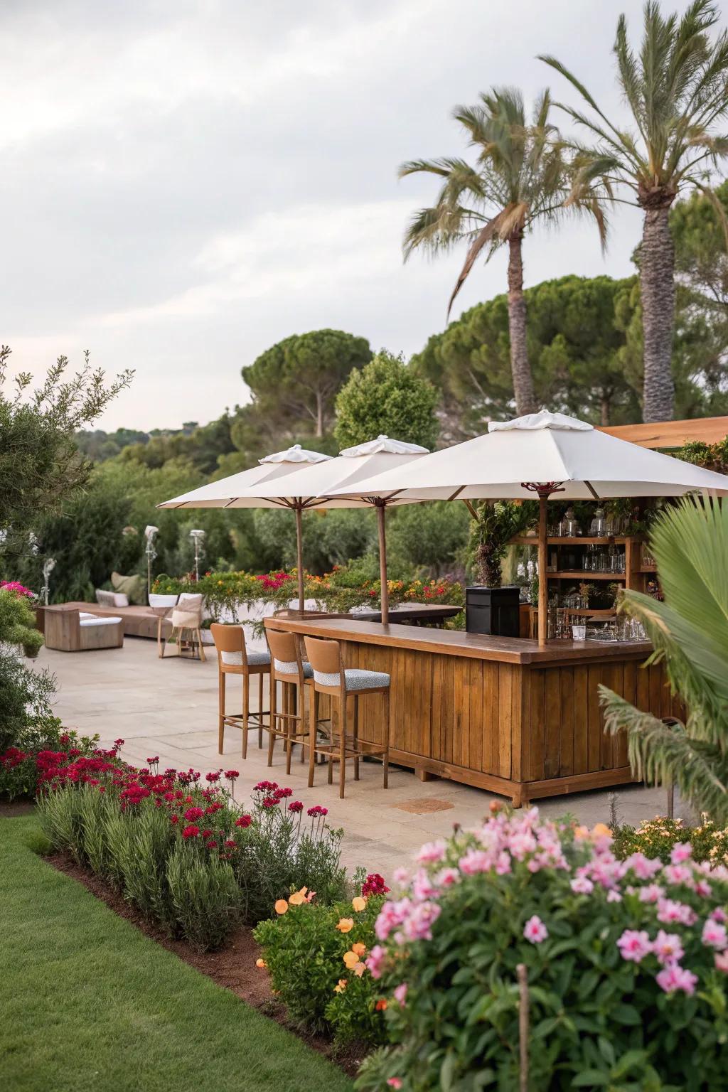 A bar effortlessly integrated into the garden provides a seamless, natural ambiance.