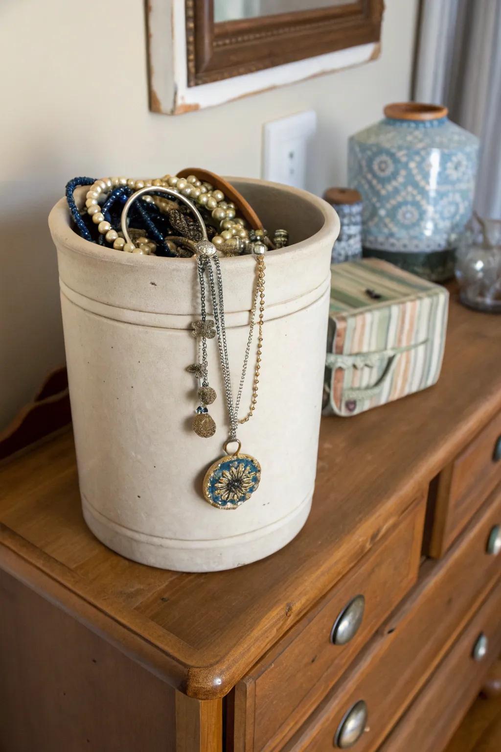 Store your jewels elegantly with a stoneware keeper.