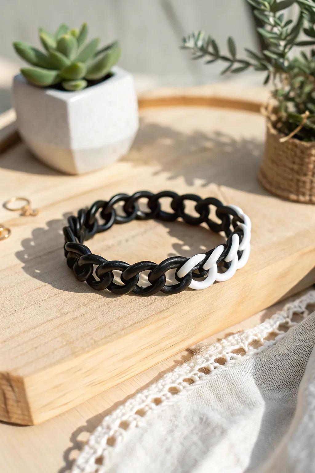 Embrace simplicity and elegance with this chic monochrome simple chain bracelet.