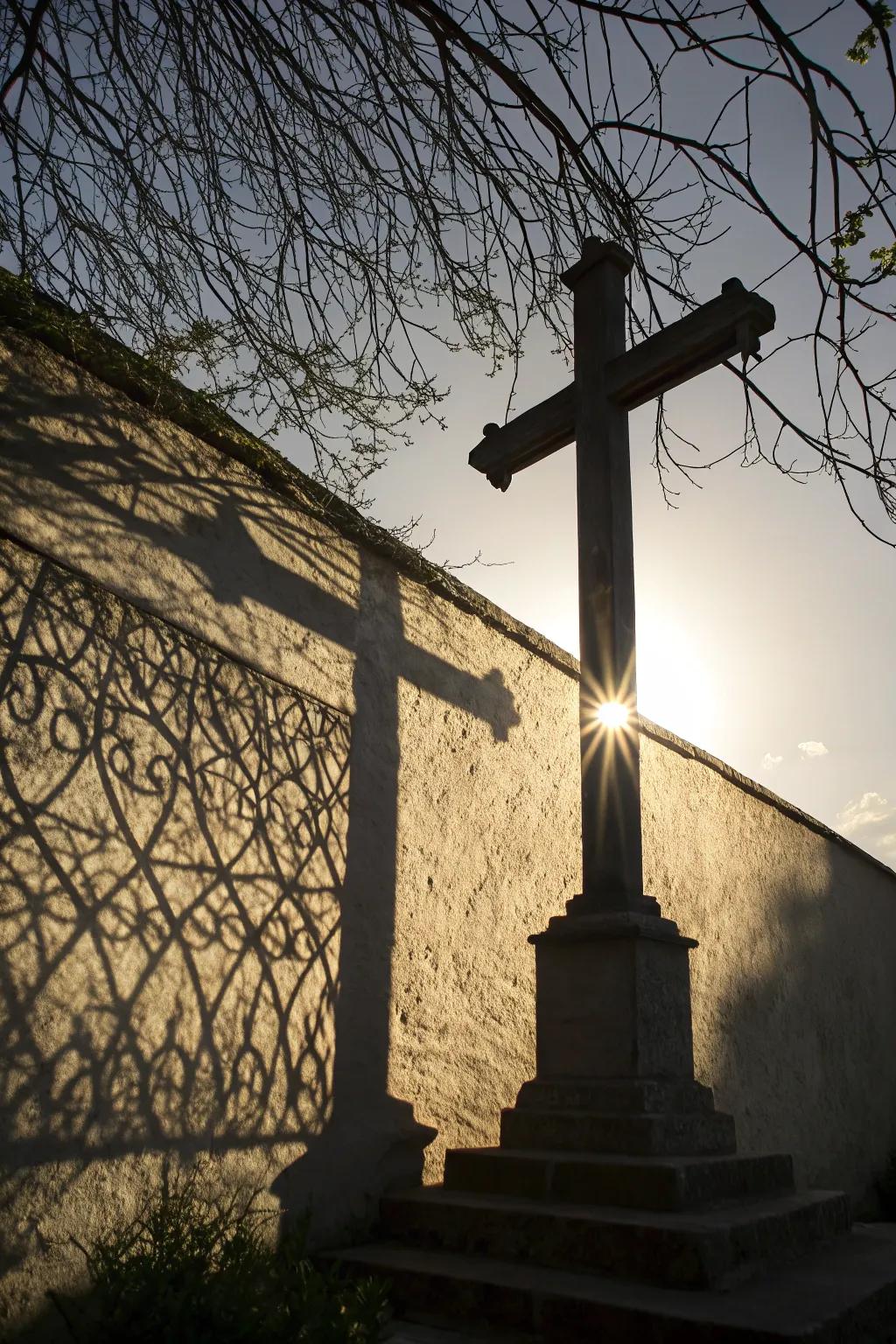 Cross featuring dynamic illumination and shade play
