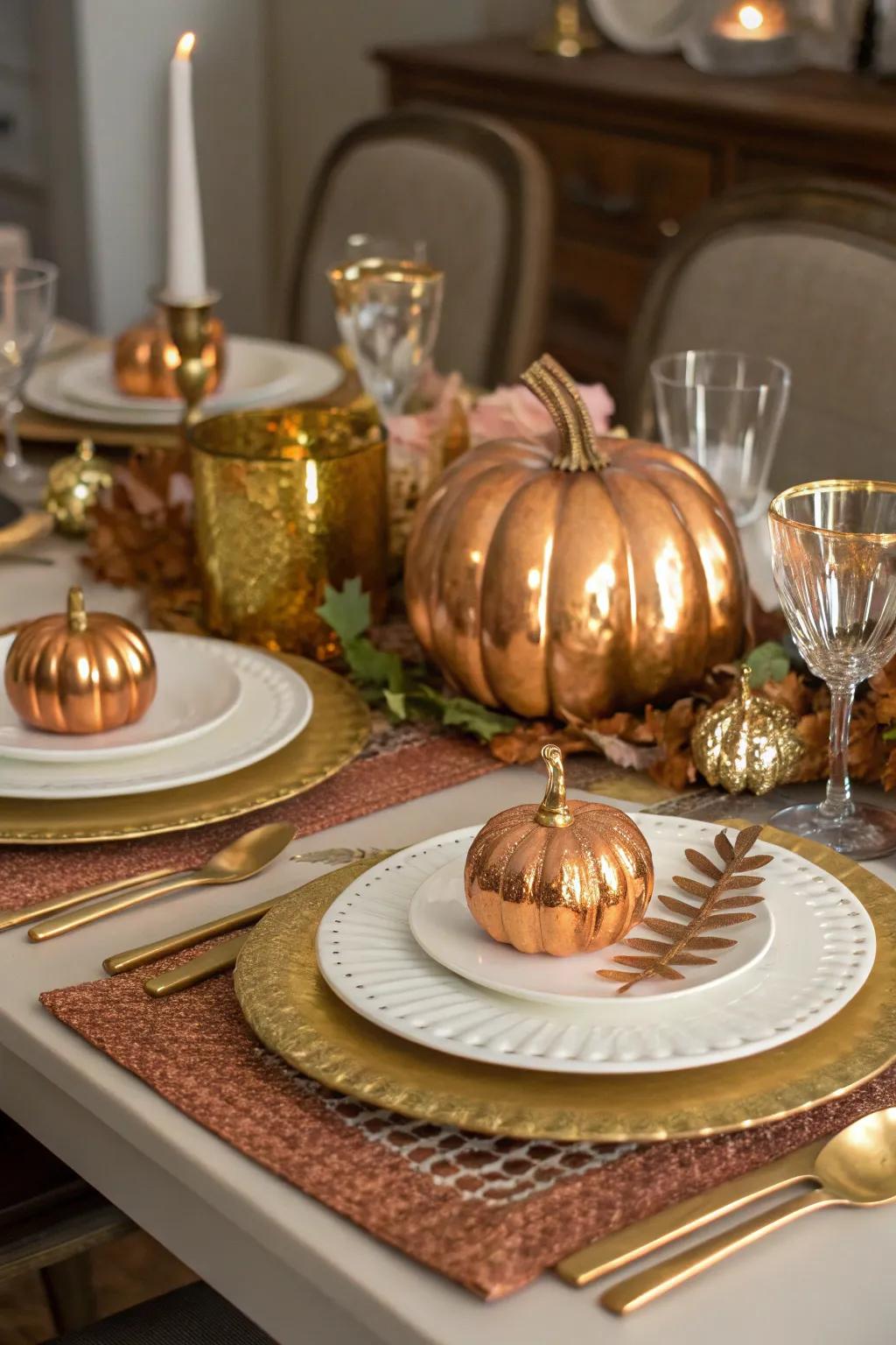 Metallic accents incorporate luxury and elegance to your Thanksgiving table setting.