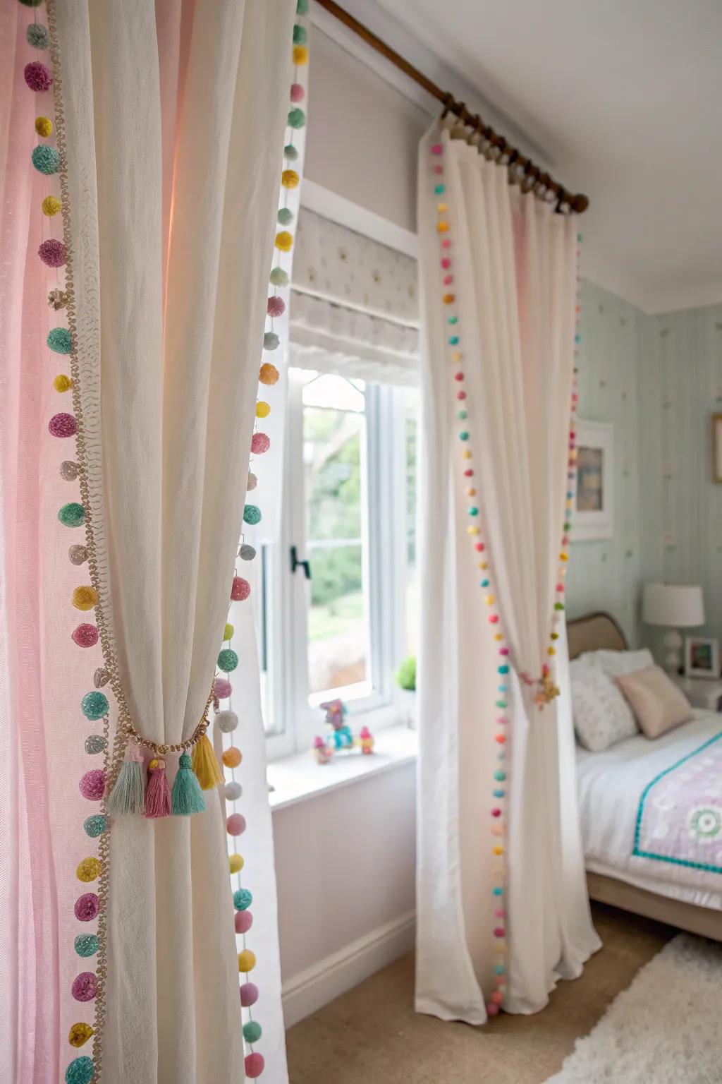 Tufted bordering transports a playful and cheerful feeling towards your curtains.