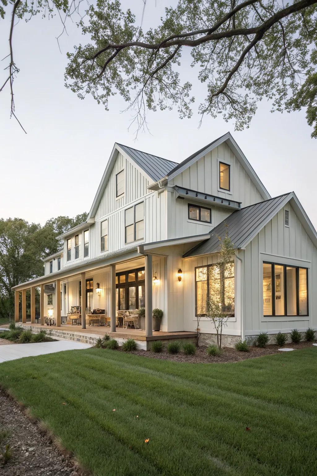A peaceful surrounding: The gentle shades of this farmhouse create a calm and inviting atmosphere.