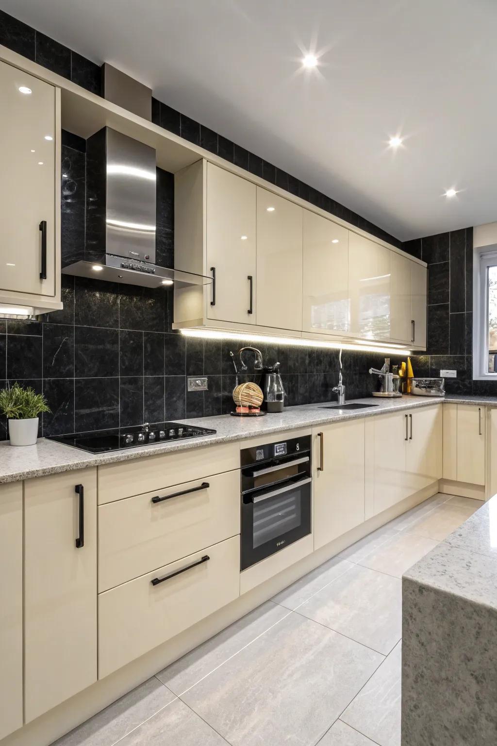 Dark contrasts that bring drama and depth to a cream gloss kitchen.