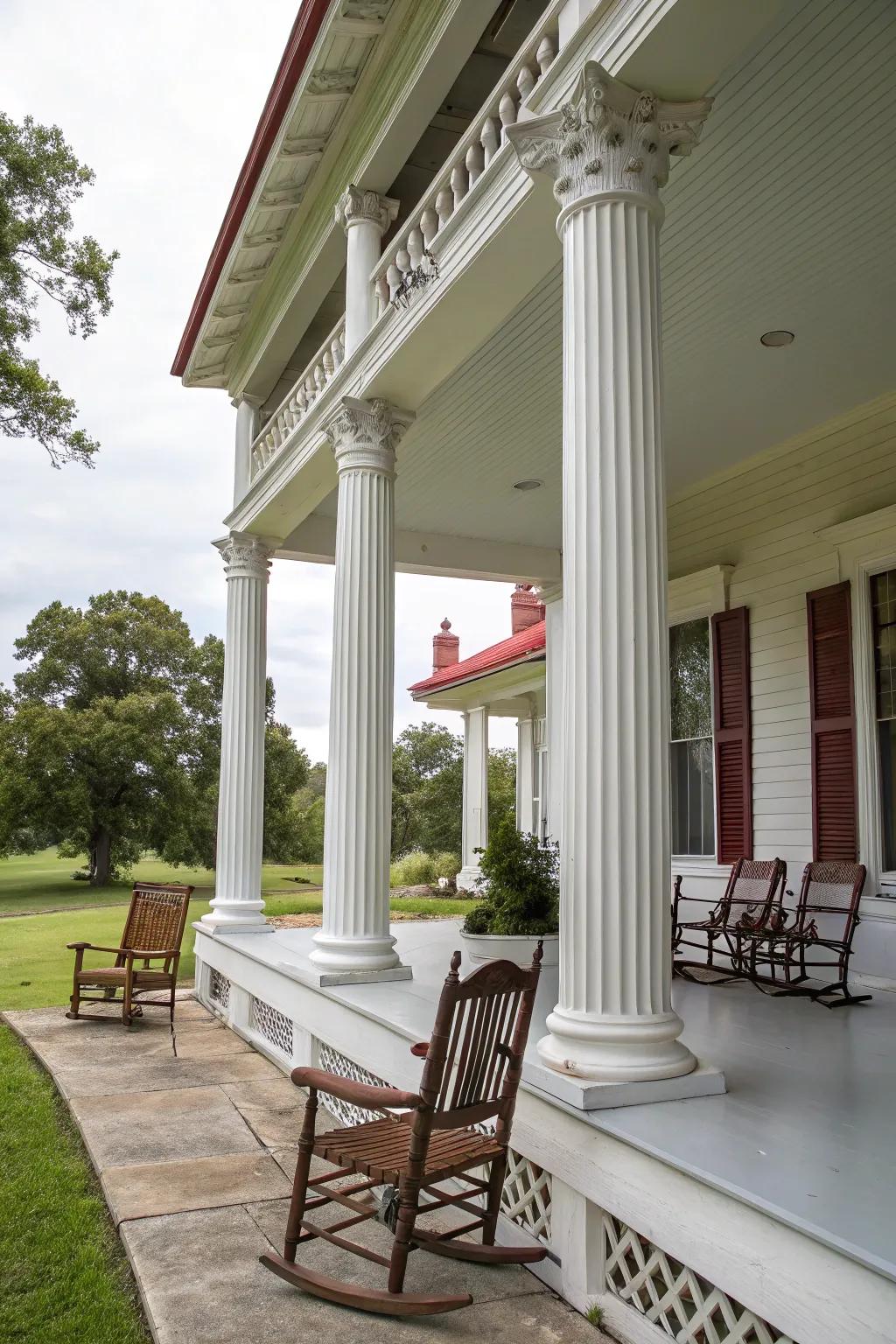 Colonial house featuring a sophisticated veranda and pillars.