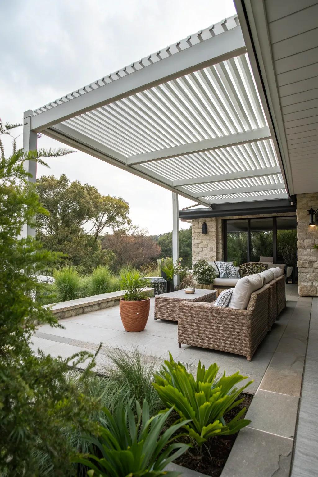 Slatted roofs ensure adaptable rain protection.
