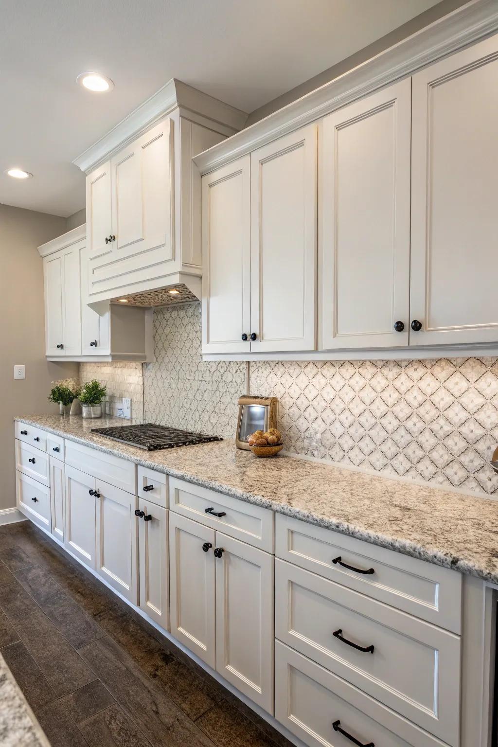 Tiles with texture give the kitchen a lively and appealing visual impact.