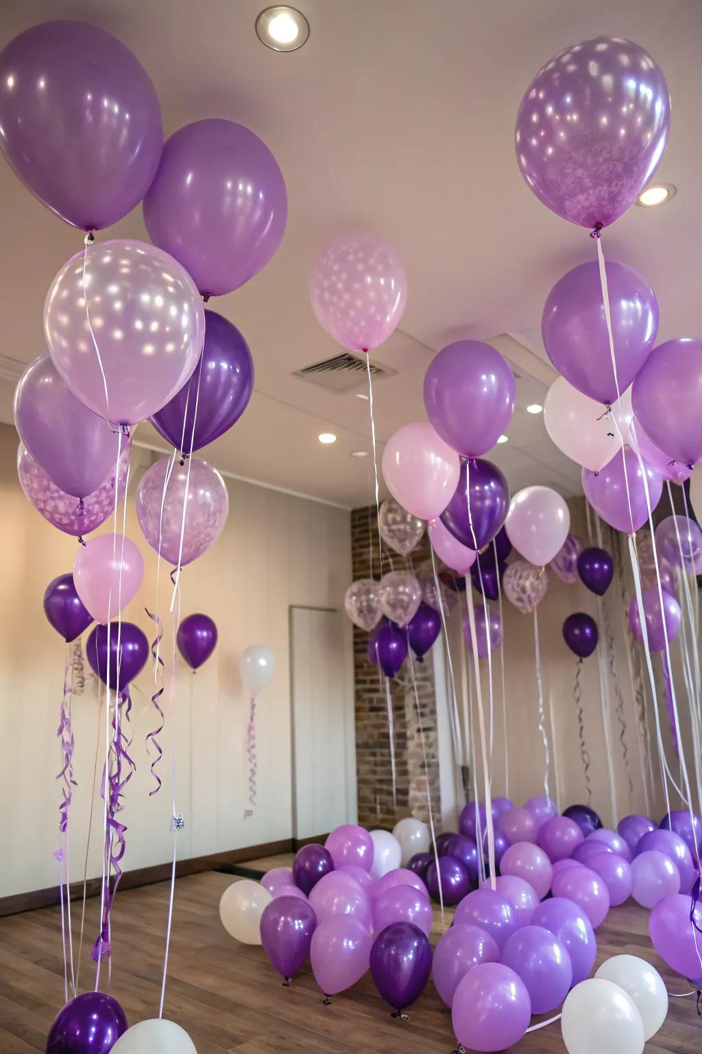 A space brimming with balloons to commemorate 80 years of life.