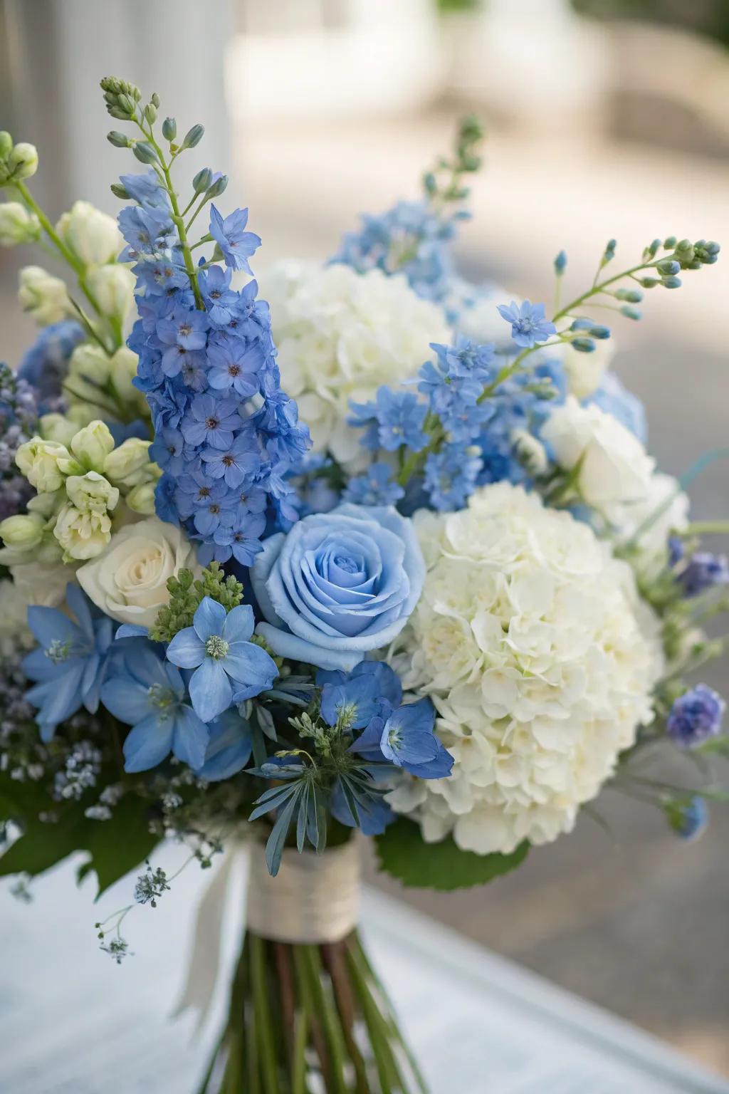 Striking azure floral compositions add a natural touch to the festivity.