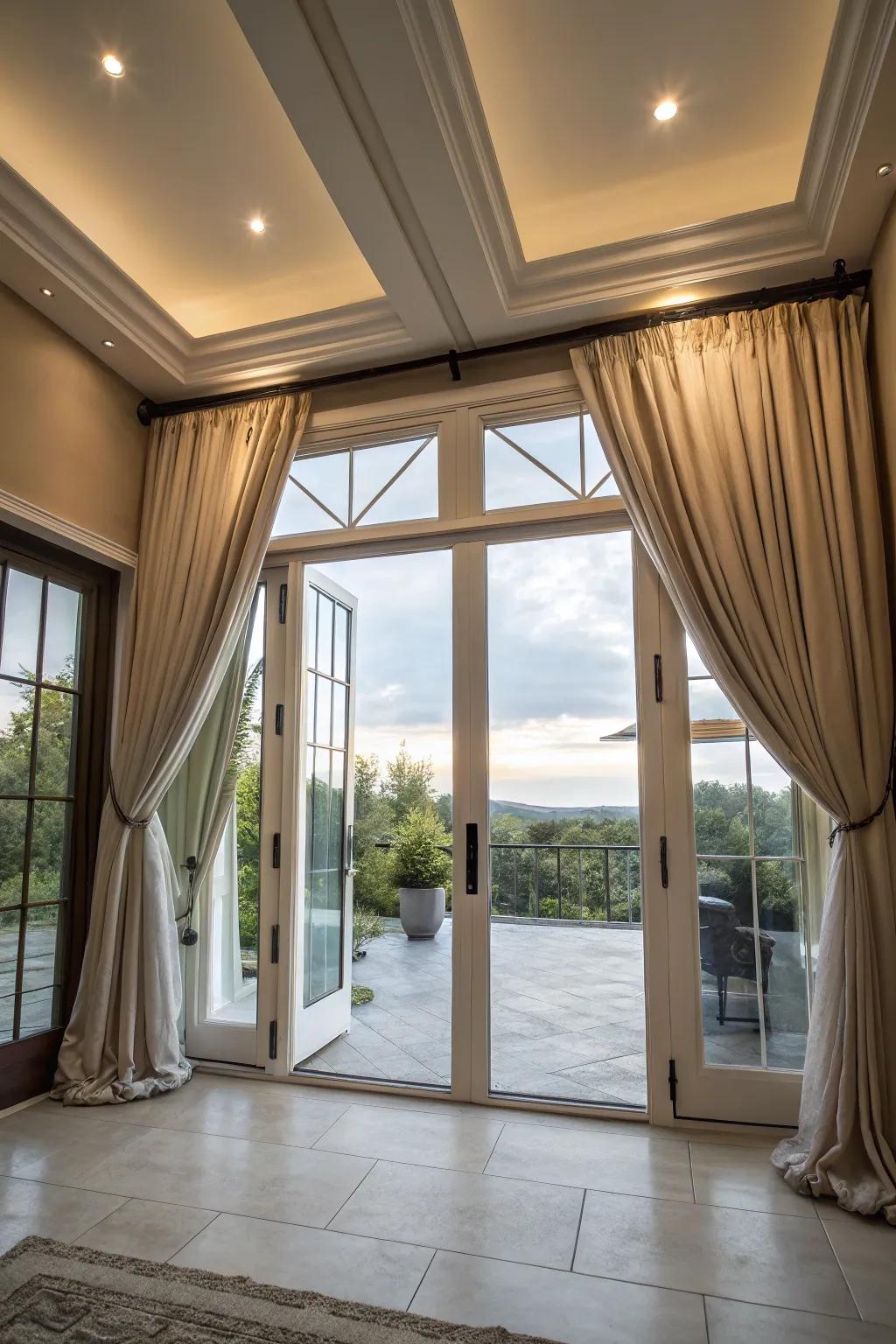 Top-mounted coverings fashion a theatrical and opulent impression.