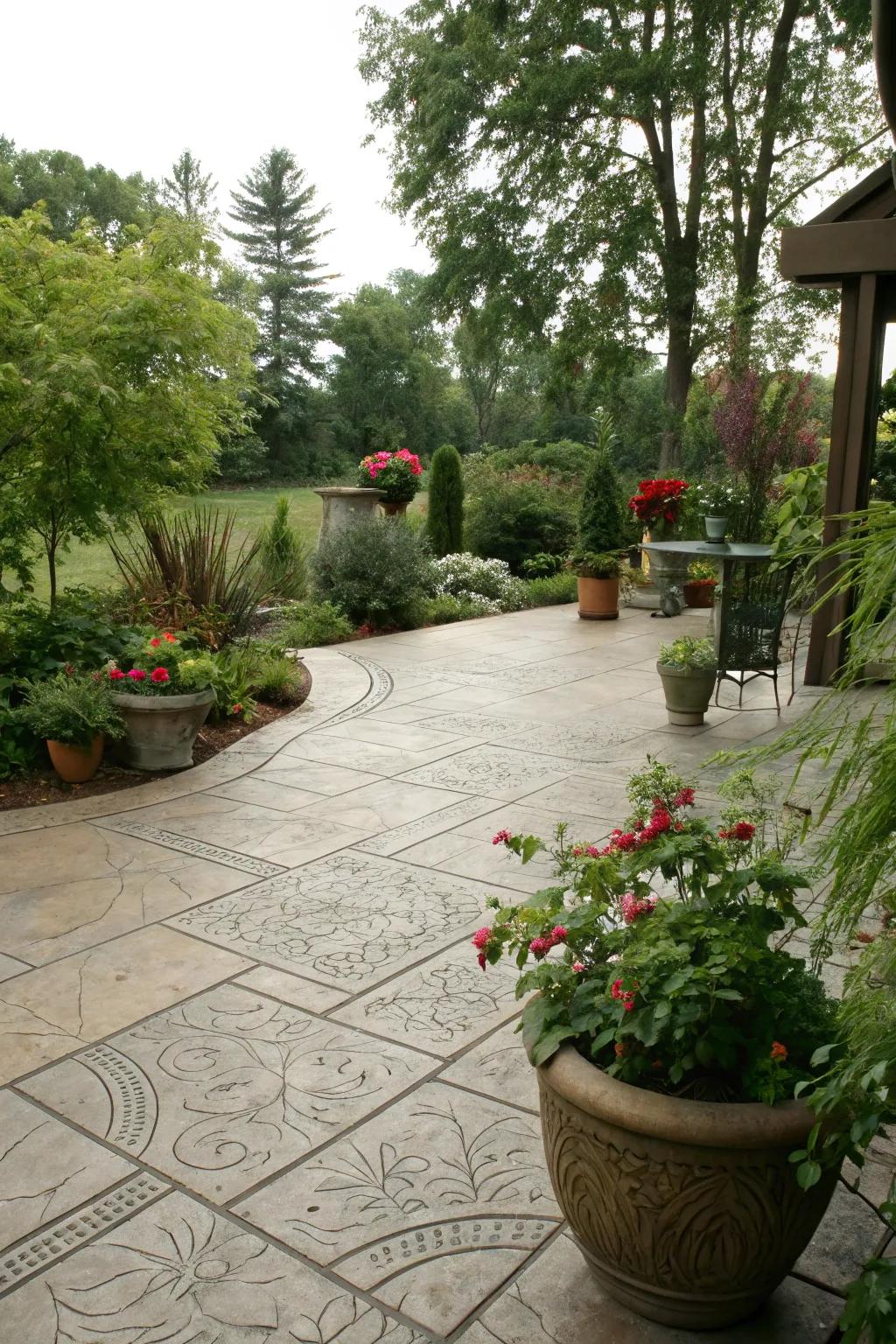 Integrated greenery enhances the patio’s natural charm.