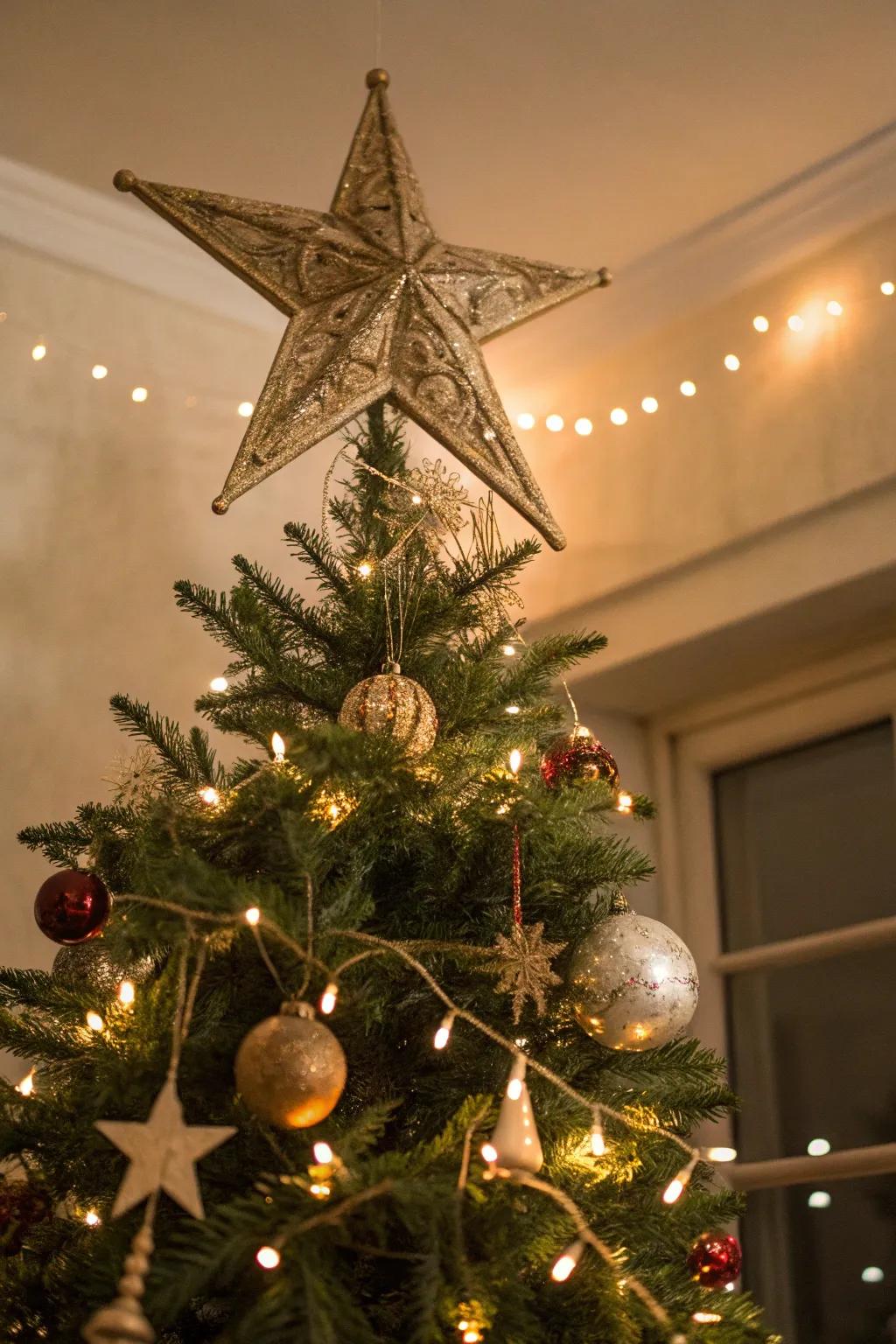 An antique-styled crest crowns this retro Christmas tree.