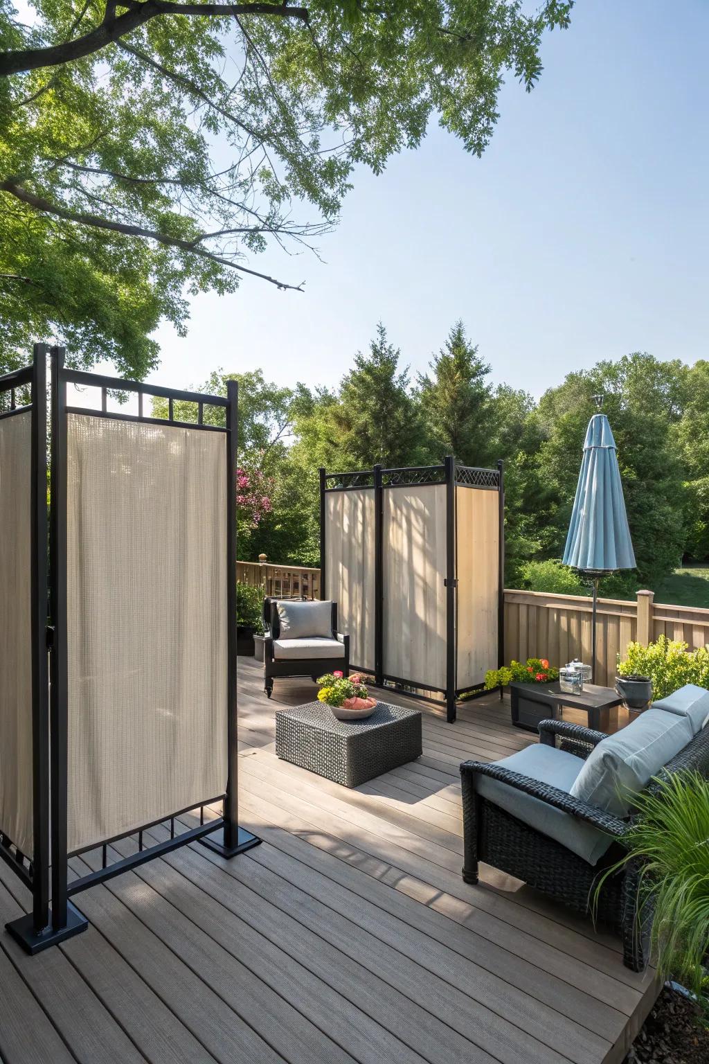 Versatile privacy screens for adaptable open-air settings.