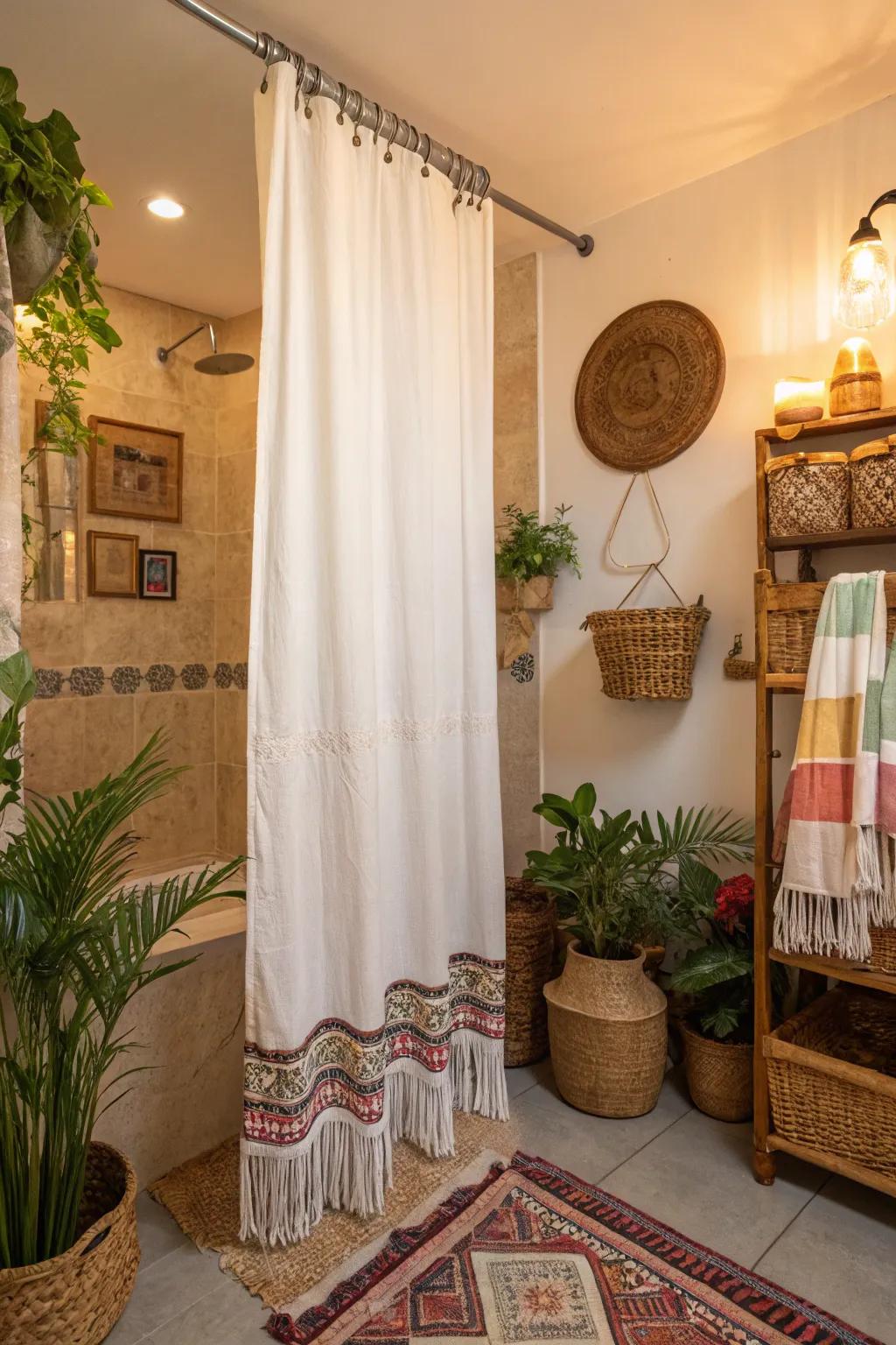 Borders and danglings add a playful free-spirit touch to your bathroom.