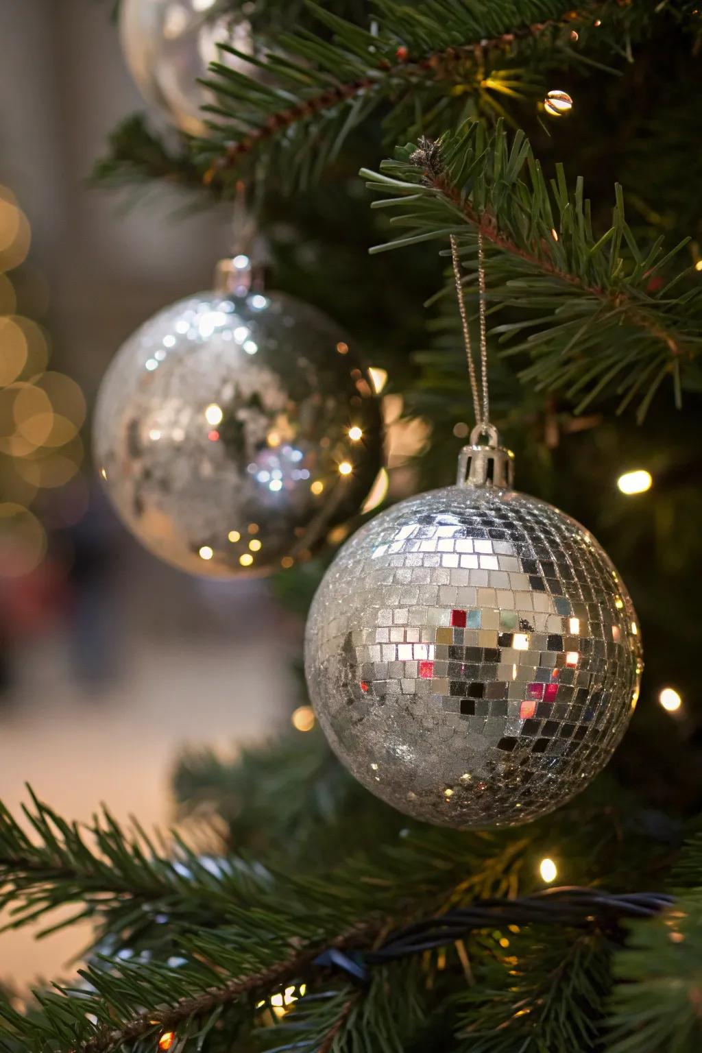 Reflective mirror baubles create a spellbinding radiance.