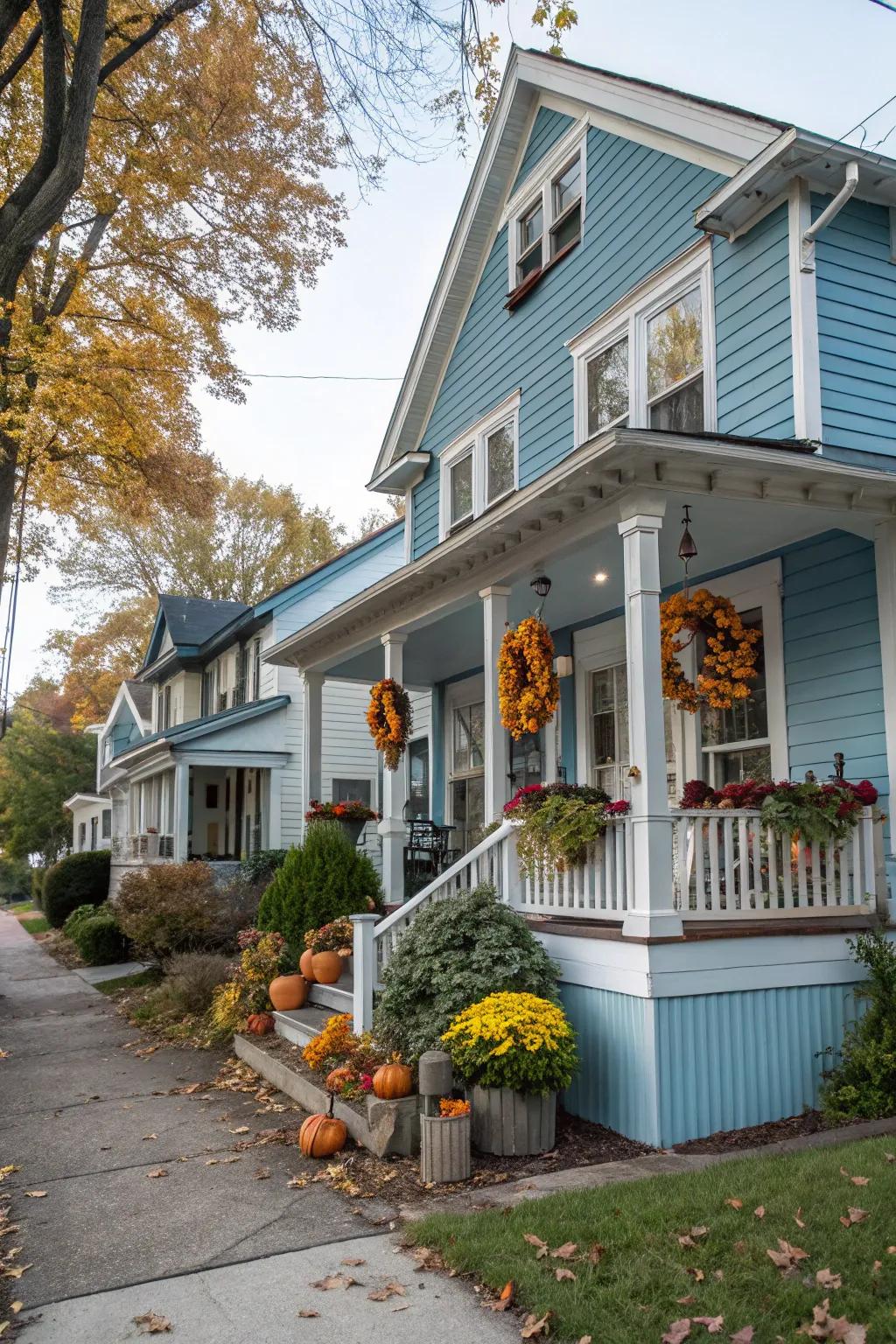 Seasonal decor sustains your blue residence vibrant and inviting.