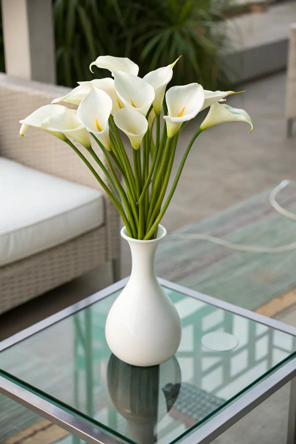 Minimalist bouquets emphasize beauty in simplicity.