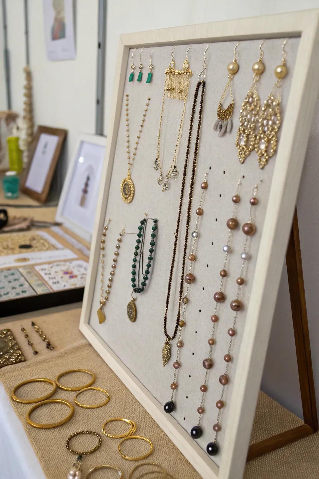 Arrange jewelry using a creative magnetic surface.