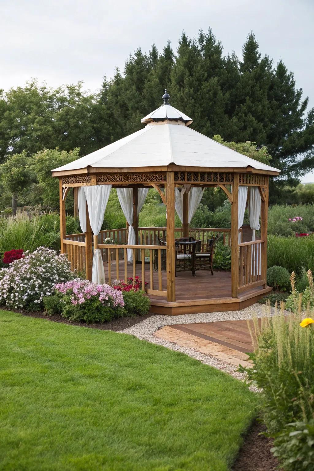 Ecological tree bark offers gentleness and warmth, perfect for relaxed outdoor settings.